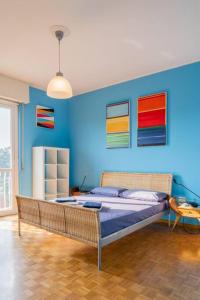 1 dormitorio con cama y pared azul en La Casa dell’Artista - Appartamento, en Milán