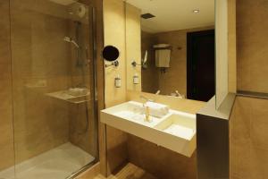 a bathroom with a sink and a shower at Ciutat de Girona in Girona