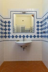 y baño con lavabo y espejo. en Albergo Villa San Michele en Greve in Chianti