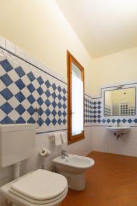 łazienka z toaletą i umywalką w obiekcie Albergo Villa San Michele w Greve in Chianti