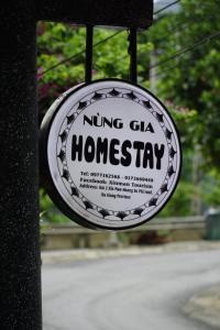 um sinal para um hominyiety de gás nung em Nung Gia Homestay em Xin Man