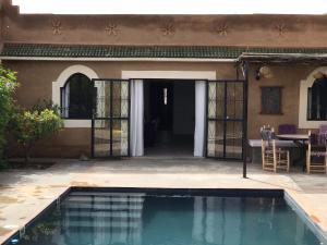 une maison avec une piscine en face d'une maison dans l'établissement VILLA PISCINE MARRAKECH, à Marrakech