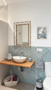 een badkamer met een wastafel en een spiegel bij El Paseo in Belmonte