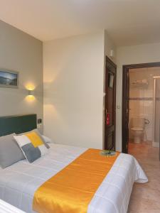 ein Schlafzimmer mit einem großen Bett in einem Zimmer in der Unterkunft HOTEL MAREA in Poio