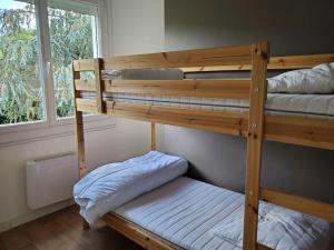 Dos literas en una habitación con ventana. en Maison du Domaine (Gîte), en Chalonnes-sur-Loire 4 fotos más