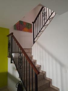 una scala con un dipinto sul muro di Casa acogedora El Carpio, Córdoba a El Carpio