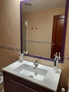 bagno con lavandino e grande specchio di Casa acogedora El Carpio, Córdoba a El Carpio