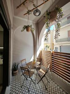 patio z 2 krzesłami i stołem w obiekcie Caravin Wanderhome w Atenach