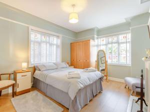 a bedroom with a large bed and a mirror at 1 Bed in Broadstairs 89359 in Broadstairs