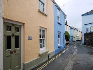 an alley with colorful houses on a street at 1 Bed in Appledore MASTR in Appledore