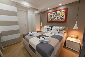 フィシャーノにあるBehome202の大きなベッド付きのベッドルーム1室、壁に絵画が飾られています。