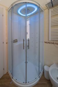 フィシャーノにあるBehome202のバスルーム(ガラスドア付きのシャワー付)