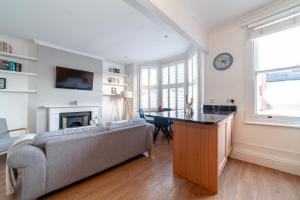 uma sala de estar com um sofá e uma mesa em The Richmond Apartments em Richmond upon Thames