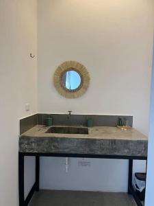 W łazience znajduje się umywalka i lustro. w obiekcie Paraíso Escondido en Punta Barandua w mieście San Pedro