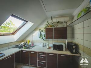 Kuchyňa alebo kuchynka v ubytovaní Złoty Sen Agroturystyka
