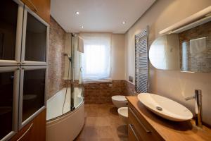 uma casa de banho com um lavatório, uma banheira e um WC. em Navy Apartment by Wonderful Italy em Bari