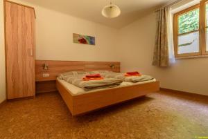 レオガングにあるFerienwohnung in Leogangのベッドルーム1室(赤い枕のベッド1台付)