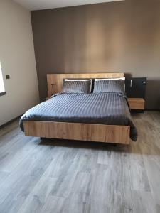 1 dormitorio con 1 cama y suelo de madera en B&B Civico 4 Cremona, en Cremona