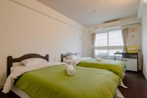 Postel nebo postele na pokoji v ubytování Fukuoka Share Hotel + 37 fotografií