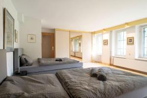 2 camas en una habitación con ventanas y 2 camas en Work & Stay Apartment Goch en Goch