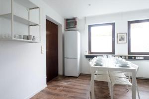 a white kitchen with a white table and chairs at Work & Stay Apartment Goch in Goch +13 photos