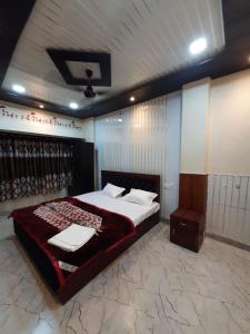 瓦拉納西的住宿－Raghuvanshi Paying Guest House，一间卧室,卧室内配有一张大床