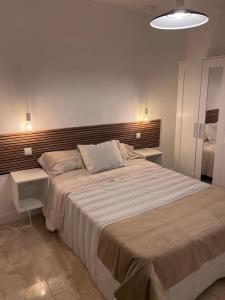 アルカラ・デ・エナレスにあるSueña en la Plaza Cervantes 3のベッドルーム1室(大型ベッド1台付)