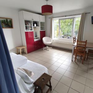 1 dormitorio con cama, mesa y cocina en Namur Energîte, en Namur