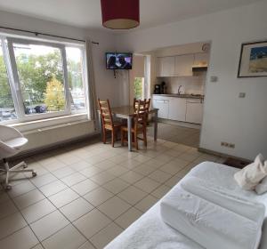 a bedroom with a table and chairs and a kitchen at Namur Energîte in Namur