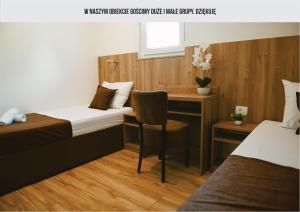 Mały pokój z 2 łóżkami i biurkiem w obiekcie Mica Medjugorje w Medziugorie