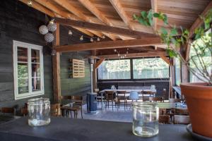 Camping Gorishoek餐厅或其他用餐的地方