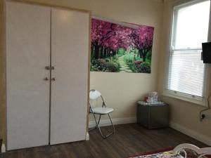 a room with a painting on the wall at TDM Bachelot Lettings Ltd in London +19 photos