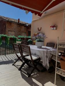 a table and chairs sitting on a patio at La Suite di Giulia in Ferrara