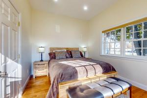 a bedroom with a bed and a window at Bianca in Gloucester