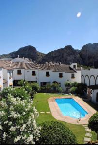 een uitzicht op een huis met een zwembad bij Casa Muñecas in Montejaque
