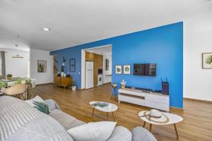 uma sala de estar com uma parede em tons de azul em Villa Casa Duarte by Villa Plus nos Olhos de Água