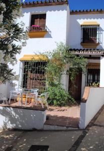 een patio met tafels en stoelen voor een gebouw bij Casa Muñecas in Montejaque