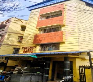 un edificio alto con ventanas coloridas. en STAYMAKER Tirupati Guest House, en kolkata