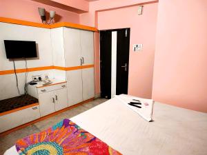 Habitación con cama, lavabo y baño. en STAYMAKER Tirupati Guest House, en kolkata