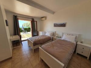 - une chambre avec 2 lits et une fenêtre dans l'établissement Villa Horizon/Vue mer/Plages/WIFI/CLIM, à Carqueiranne