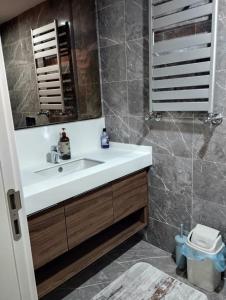 uma casa de banho com um lavatório e um espelho em Ebruli 136 em Avcılar