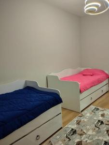 duas camas sentadas uma ao lado da outra num quarto em Ebruli 136 em Avcılar