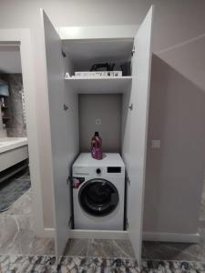 uma casa de banho com uma máquina de lavar roupa num quarto em Ebruli 136 em Avcılar