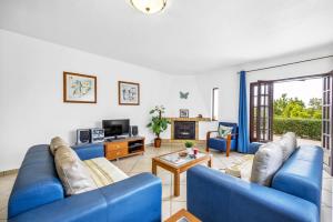 阿爾布費拉的住宿－Villa Casa Beatriz by Villa Plus，客厅配有蓝色的沙发和桌子