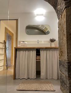 La salle de bains est pourvue d'un lavabo et d'un miroir. dans l'établissement Le Jardin Suspendu Vieux-Lyon - Option Garage, à Lyon
