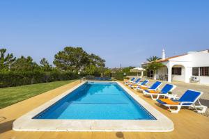 阿爾布費拉的住宿－Villa Casa Beatriz by Villa Plus，一座房子旁带躺椅的游泳池