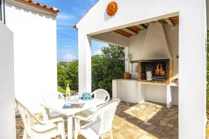 阿爾布費拉的住宿－Villa Casa Beatriz by Villa Plus，庭院配有桌椅和壁炉。