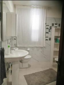 een badkamer met een wastafel, een toilet en een douche bij Stella Marina in Giardini Naxos