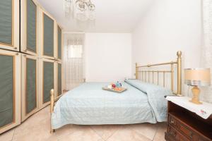 - une chambre avec un lit et un plateau de fruits dans l'établissement Floriana Apartment, à Desenzano del Garda