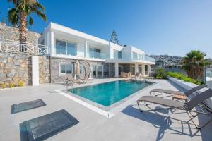 een villa met een zwembad en een huis bij BEACH FRONT SUPER VİLLA Boss 1 in Bodrum City